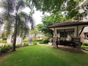 达沃市Davao 2br One Oasis Beside SM Mall-Wifi的一个带凉亭和绿色庭院的公园