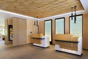 MihamaFairfield by Marriott Mie Kumano Kodo Mihama的一间设有木镶板和窗户的用餐室