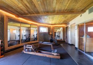 鲍内斯温德米尔Post Knott Lodge的健身房,配有跑步机和健身器材