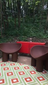 阿尔巴StarsBox CasaSilvana的一对长凳、一张桌子和一件红色梳妆台