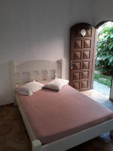伯迪亚哥Hostel Canto de Bertioga的一张位于带门和床的西德西德的床上的床铺