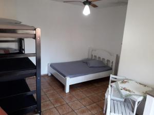伯迪亚哥Hostel Canto de Bertioga的一间卧室配有一张床和吊扇