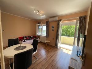 奥布罗瓦茨Apartments Duje Ribnica的带沙发和桌子的客厅以及带桌面的房间
