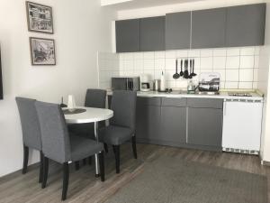 科隆City Apartment am Dom的厨房配有桌椅和柜台。