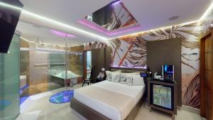 贝洛奥里藏特Motel DUBAI BH的一间卧室配有一张床、淋浴和一台电视
