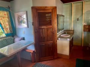 玉米岛Treehouse Apartment at La Lodge at Long Bay的一间带水槽和木门的浴室