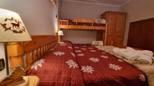 Roure TurinMelarì的一间卧室配有一张床和一张双层床。