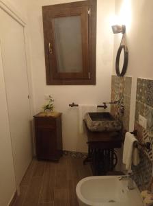 法维尼亚纳casa vacanze pupo 2.0的一间带水槽、卫生间和镜子的浴室