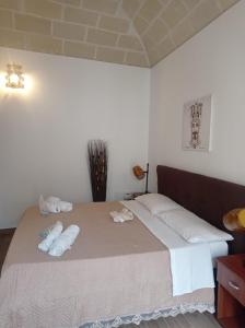 法维尼亚纳casa vacanze pupo 2.0的一间卧室配有一张大床和毛巾