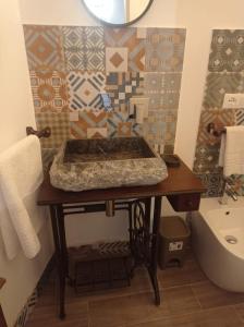 法维尼亚纳casa vacanze pupo 2.0的浴室配有盥洗盆和浴缸。
