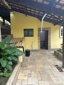 圣维森特岛Hostel Parque Prainha的一座带黄色墙壁的房屋的庭院