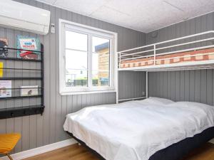 海耶斯Holiday home Hejls LIII的一间卧室配有双层床和窗户。