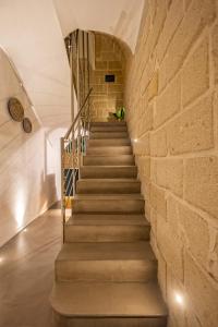 法维尼亚纳Mazzini Accommodation的砖墙的楼梯,有楼梯