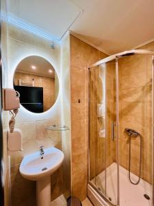 贝尔格莱德加尔尼赛德汶设计酒店的一间带水槽和淋浴的浴室