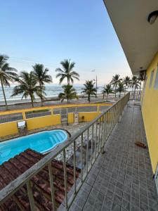 蒙加瓜Hostel Encanto de Mongaguá的从度假村的阳台上可欣赏到海滩景色