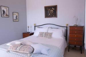 佩萨达Villa Angelina的一间卧室配有带白色床单和枕头的床。