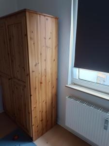 波鸿Nette Kuschelige Wohnung的窗户旁的木柜