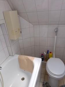 波鸿Nette Kuschelige Wohnung的一间带卫生间和浴缸的浴室