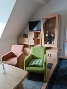 波鸿Nette Kuschelige Wohnung的客厅配有绿椅和橱柜