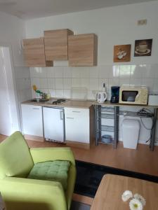 波鸿Nette Kuschelige Wohnung的一间带沙发和微波炉的小厨房