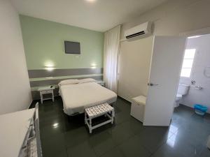 巴萨Hostal Venta Del Sol的一间医院间,配有床和卫生间