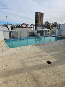 布宜诺斯艾利斯LaMari的建筑物屋顶上的游泳池
