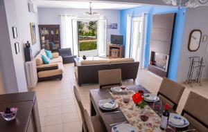 佩萨达Villa Angelina的客厅配有桌子和沙发