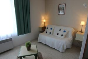 凯恩总督/里亚托狮身人面公寓式酒店的卧室配有白色的床和桌子