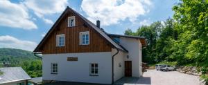 RybništěChalupa u Bedrnů的白色的小房子,设有木屋顶