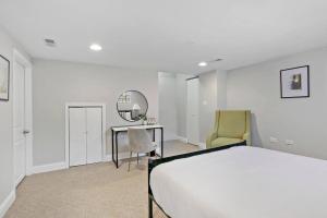 3BR Sunny and Spacious Chicago Apartment - Carmen 5640 & 5641 rep客房内的一张或多张床位