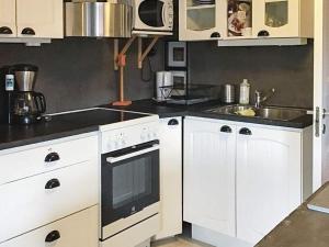 博伦厄Holiday home BORLÄNGE的厨房配有白色橱柜和水槽