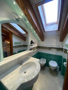 阿杰罗拉Bed&Breakfast Miramare的一间带水槽和卫生间的浴室以及窗户。