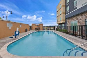 阿尔科Fairfield by Marriott Inn & Suites Knoxville Airport Alcoa的公寓大楼内的游泳池