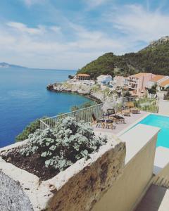 阿索斯卡纳基斯公寓酒店的从度假村的阳台上可欣赏到海景