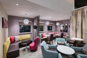 斯帕坦堡Residence Inn by Marriott Spartanburg Westgate的带沙发和桌椅的等候室
