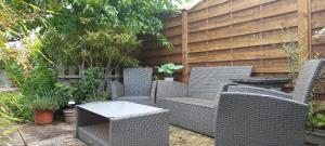 沙托丹La Dunoise的花园里的一组藤椅和一张桌子