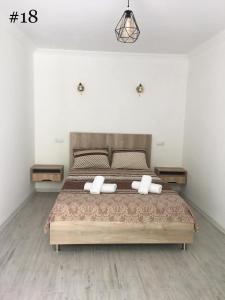 卡瓦拉提Rezo's House的一间卧室配有一张大床和两个枕头
