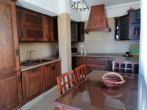 马佐Casa Amagante, en Hoyo de Mazo的厨房配有木制橱柜和碗桌