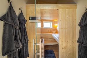 菲希塔赫Riedbach-Lodge的带淋浴和浴缸的木制浴室