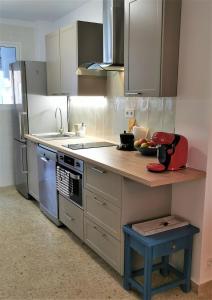 甘迪亚海滩Apartamento Sabor del Mar solo Familias的厨房配有白色橱柜和台面