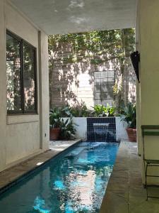 休斯顿Elegant French Patio Home with Private Pool的房屋中间的游泳池