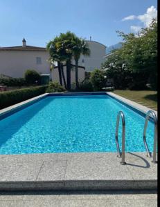 戈尔多拉Ampie camere con balcone giardino e piscina的蓝色海水大型游泳池