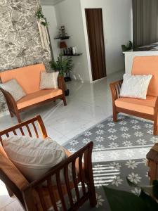 圣安德烈斯ARNAS HOME的客厅配有两把椅子和一张沙发