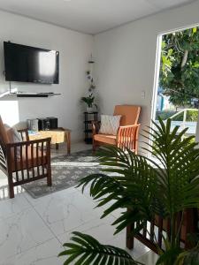 圣安德烈斯ARNAS HOME的客厅配有椅子和平面电视