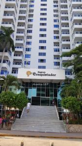 卡塔赫纳Cartagena apartamento piso 2 frente a la playa的大楼前有楼梯的建筑