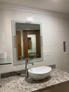 卡塔赫纳Cartagena apartamento piso 2 frente a la playa的浴室设有白色水槽和镜子
