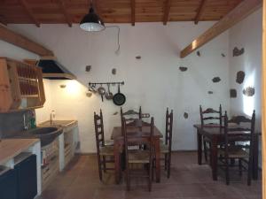 圣克鲁斯-德特内里费Casa Rural Chamorga的一间厨房,里面配有桌椅
