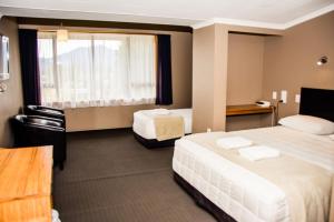 蒂阿瑙峡湾酒店的酒店客房设有两张床和窗户。