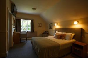 切斯特The Egerton Arms的酒店客房设有床和窗户。