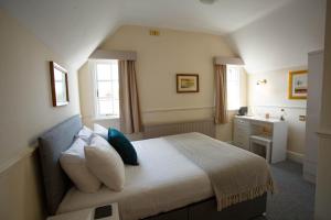 切斯特The Egerton Arms的一间卧室配有带枕头和水槽的床